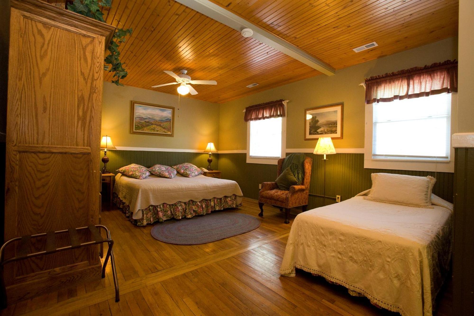 Highland Lake Inn&Resort - Flat Rock Exterior foto