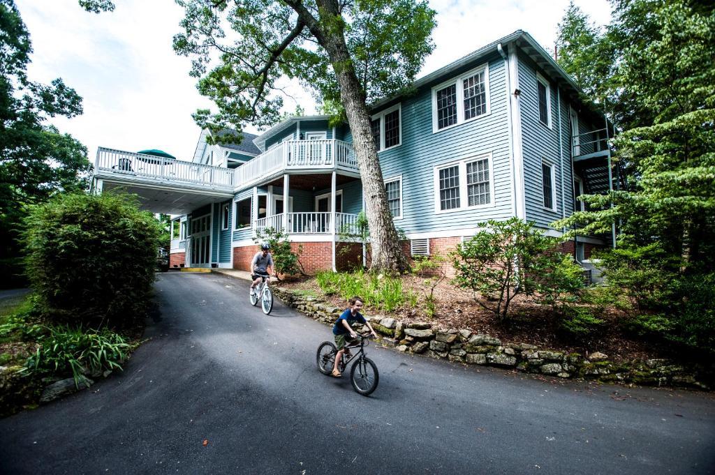 Highland Lake Inn&Resort - Flat Rock Exterior foto
